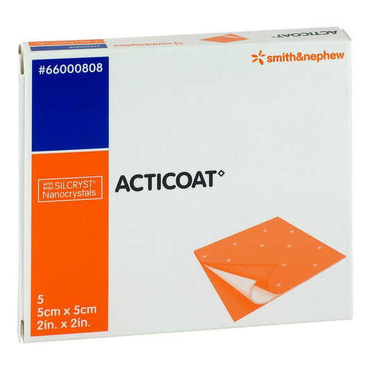 Das Produktfoto zeigt Acticoat 5x5 Cm Antimikrobielle Wundauflage (5 stk) PZN 01675562