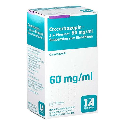 Das Produktfoto zeigt Oxcarbazepin-1a Pharma 60 Mg/Ml Suspension Z.Einn. (250 ml) PZN 09318413